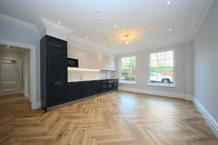 2 Bedroom Flat To Rent In Fairmile Lane - Cobham, KT11