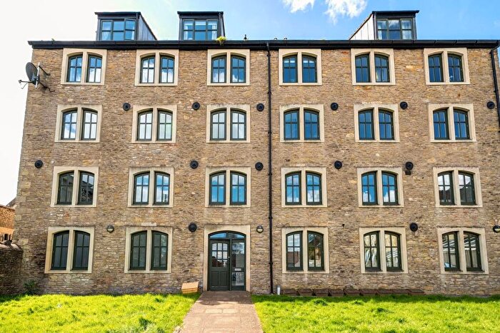 2 Bedroom Flat For Sale In South Parade, Frome, BA11