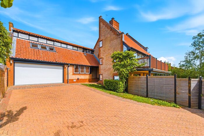5 Bedroom Detached House For Sale In Thorneycroft Lane, Downhead Park, MK15