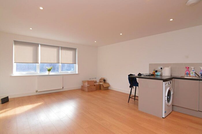 2 Bedroom Flat To Rent In Crockhamwell Road, Woodley, RG5