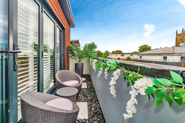 2 Bedroom Flat For Sale In Cantelupe Road, East Grinstead, RH19