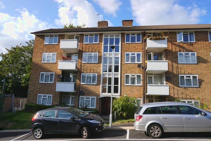 2 Bedroom Flat To Rent In York Way, Chessington, Surrey., KT9