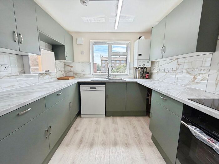 3 Bedroom Maisonette To Rent In Turpington Lane, Bromley, BR2