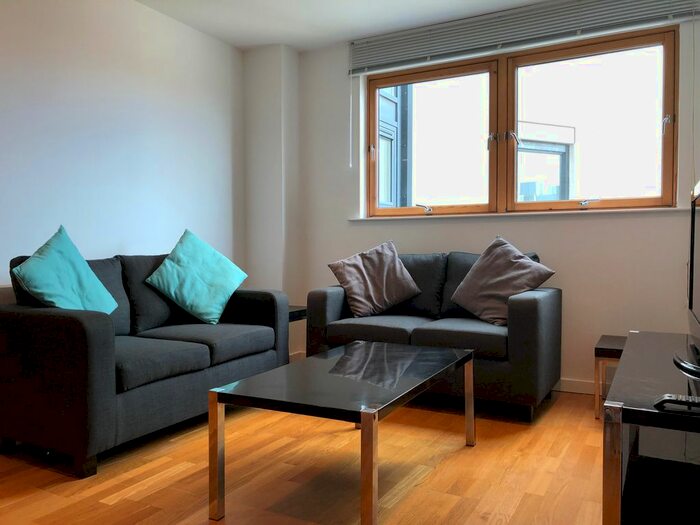 2 Bedroom Flat To Rent In Crown Point Road, Leeds, Uk, LS9