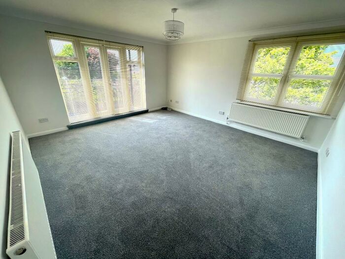 2 Bedroom Flat To Rent In Byron Road, Worthing, West Sussex, BN11
