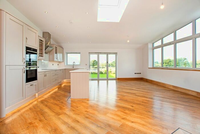 4 Bedroom Semi-Detached House To Rent In Buckley Green, Henley-In-Arden, B95