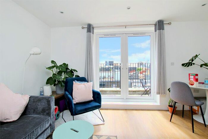 2 Bedroom Flat To Rent In Barnett Street, Whitechapel, London, E1