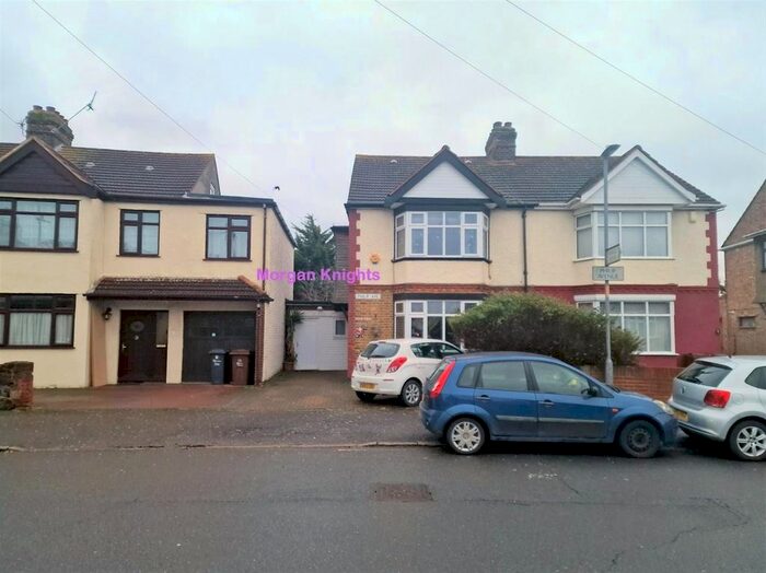 1 Bedroom Studio To Rent In Philip Avenue, Romford, RM7