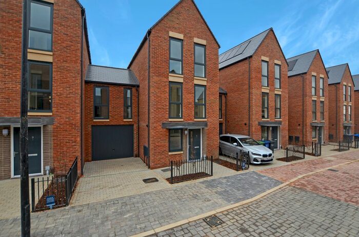 4 Bedroom Semi-Detached House To Rent In Deacon Drive, Trumpington, Cambridge, CB2