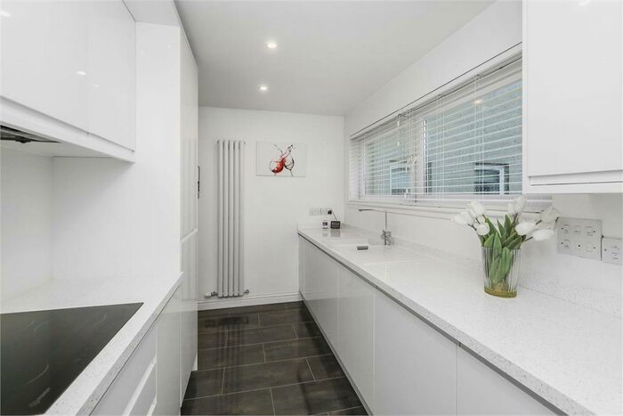 2 Bedroom Flat To Rent In Kingsknowe Court, Edinburgh, EH14