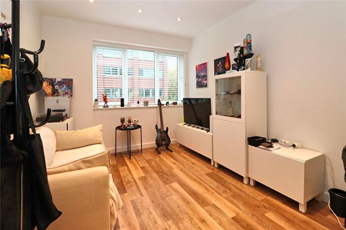 1 Bedroom Flat For Sale In Chertsey Road, Woking, Surrey, GU21