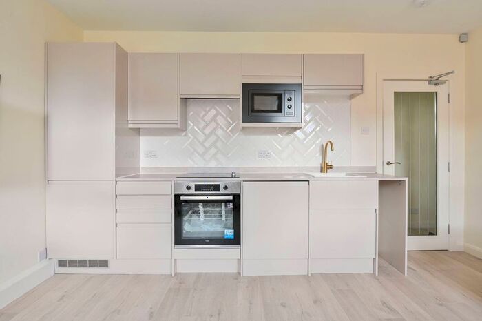 2 Bedroom Flat To Rent In Comber Grove, Camberwell, London, SE5