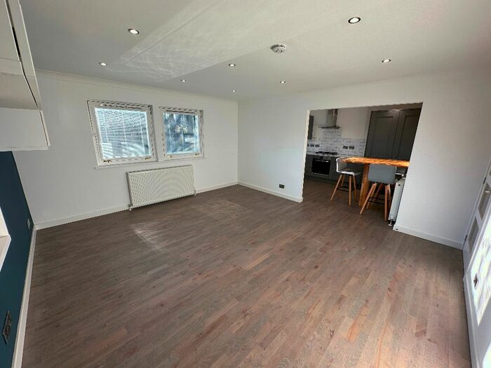 2 Bedroom Flat To Rent In Ballinard Gardens, Broughty Ferry, Dundee, DD5