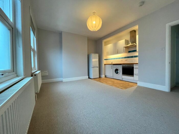 2 Bedroom Flat To Rent In Station Approach, Shepperton, TW17