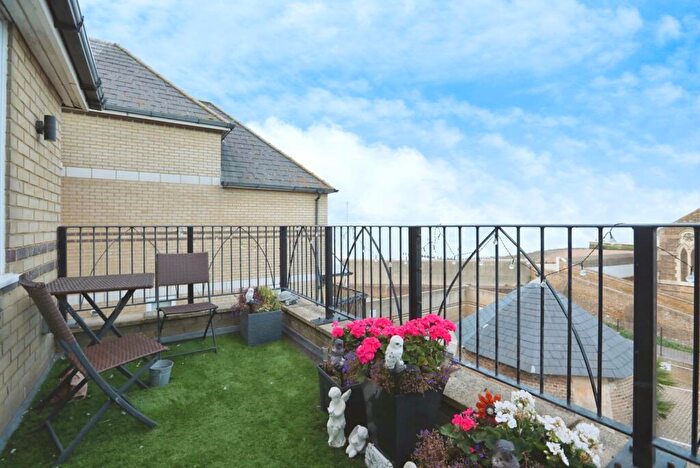 2 Bedroom Flat For Sale In Broadway, Sheerness, Kent, ME12