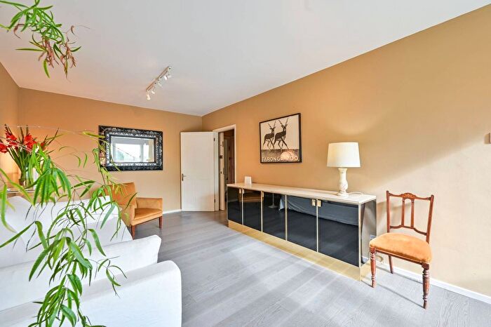 1 Bedroom Flat For Sale In Kennington Park Road, Kennington, London, SE11