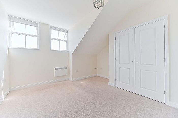 2 Bedroom Flat For Sale In The Maltings, Worcester Park, KT4