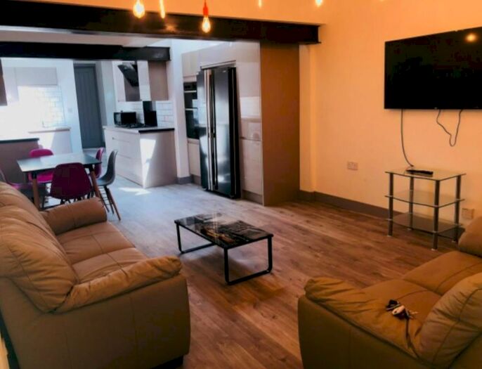 5 Bedroom Semi-Detached House To Rent In Hubert Road, Selly Oak, Birmingham, B29