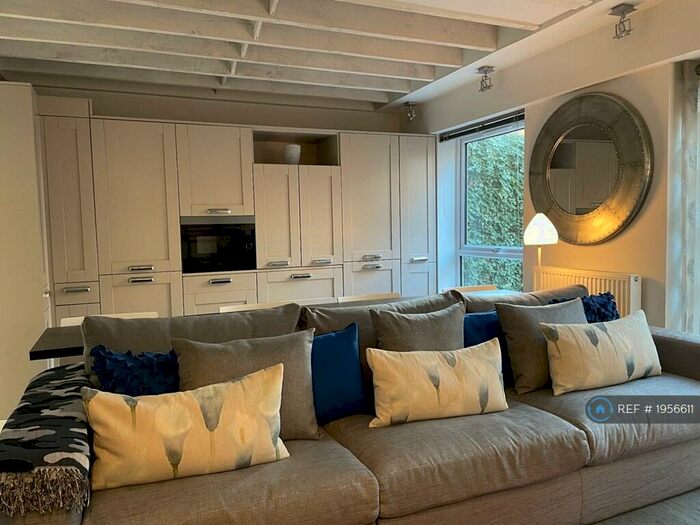 3 Bedroom Maisonette To Rent In St. Marys Square, Gloucester, GL1