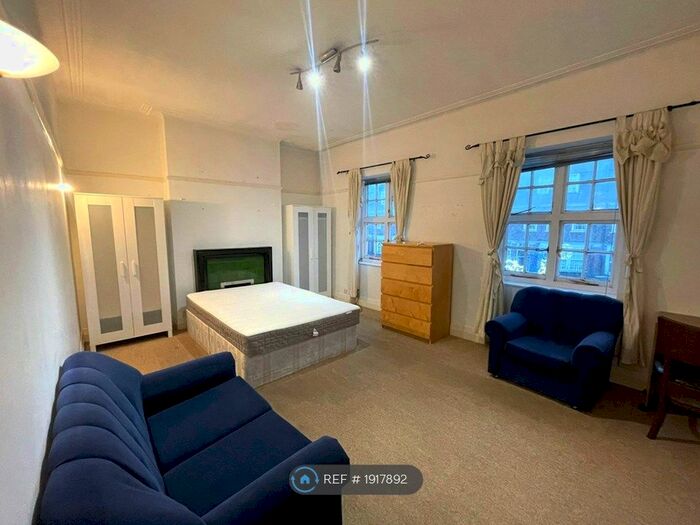 2 Bedroom Flat To Rent In Golders Way, London, NW11