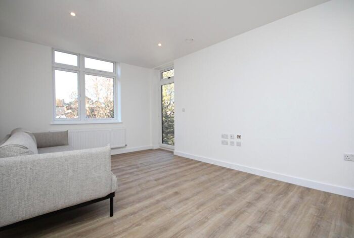2 Bedroom Flat To Rent In Solent Lodge, Green Lanes, Palmers Green, N13