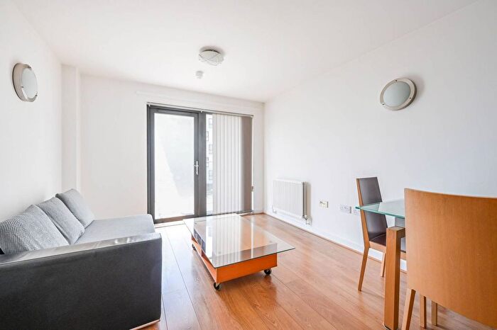 2 Bedroom Flat To Rent In Baythorne House, Canning Town, London, E16