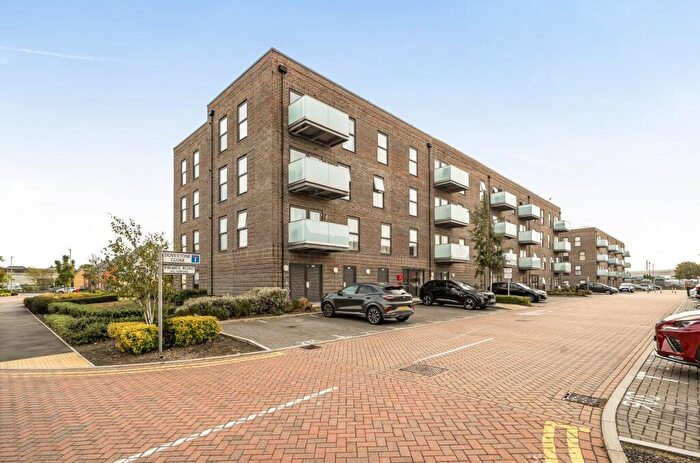 2 Bedroom Apartment For Sale In Dovestone Close, West Thurrock, Grays, Essex, RM20