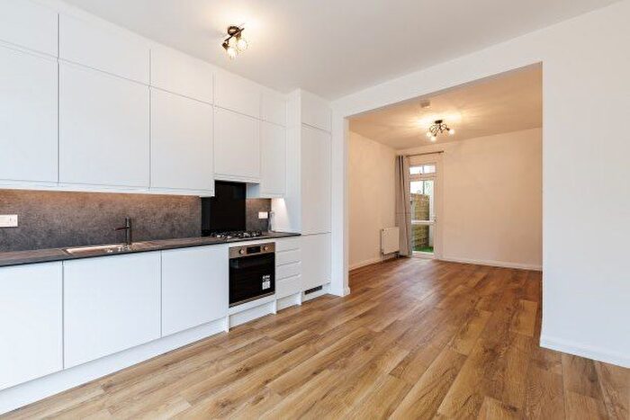 2 Bedroom Flat To Rent In Cannon Hill Lane, London, SW20
