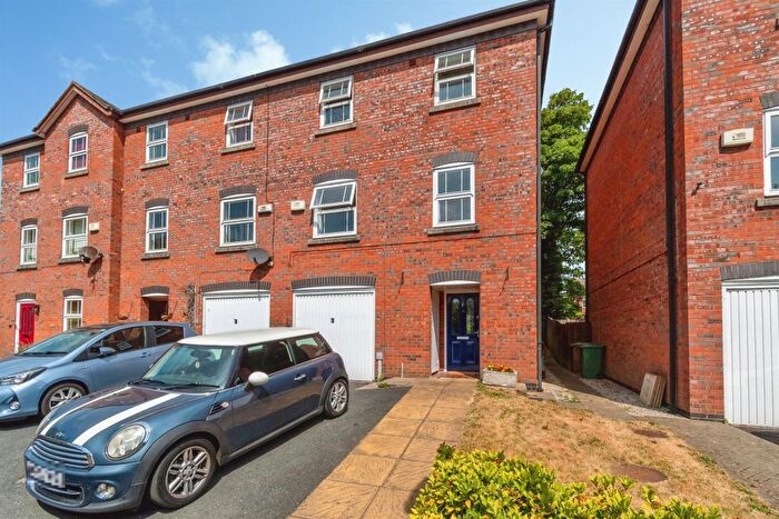 4 Bedroom End Terrace House For Sale In Drayman Close, Walsall, WS1