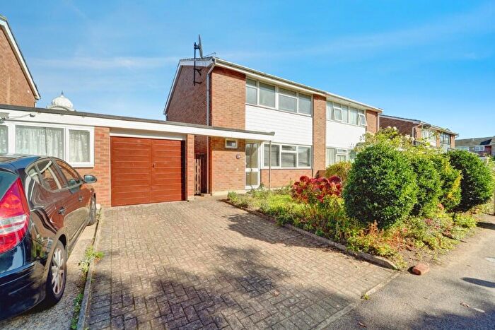 3 Bedroom Semi-Detached House For Sale In Woodstock Road, Bedford, Bedfordshire, MK40