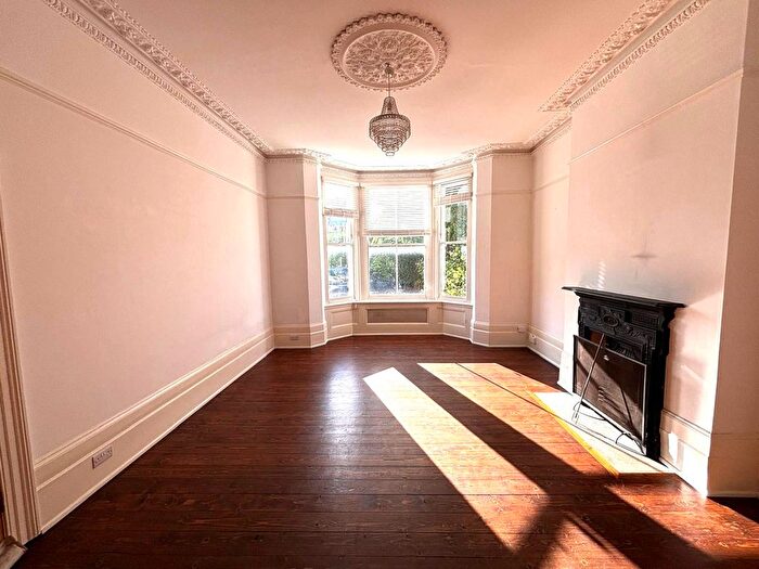 2 Bedroom Flat To Rent In Earlsfield Road, London, SW18