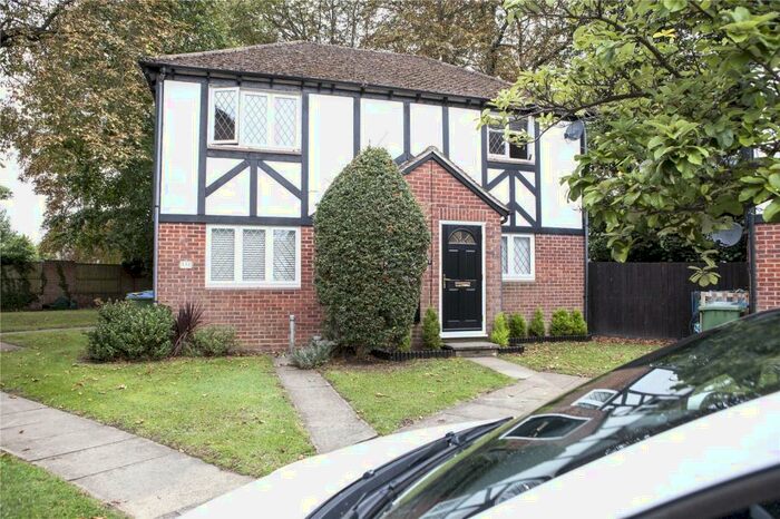 2 Bedroom Maisonette To Rent In Kings Chase, East Molesey, Surrey, KT8