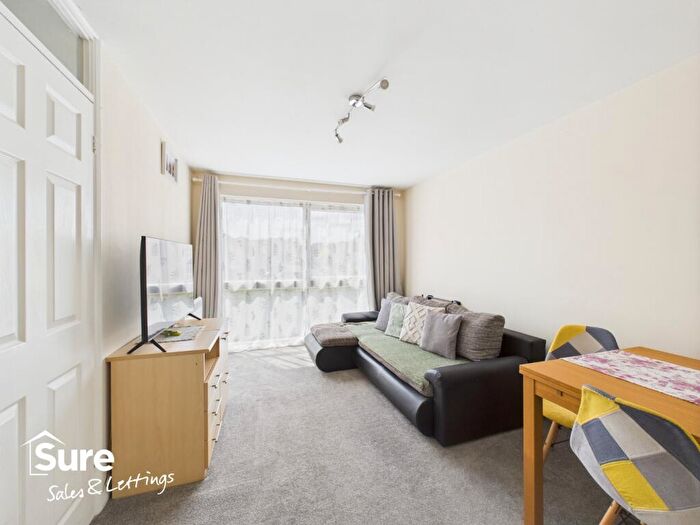1 Bedroom Flat For Sale In Nightingale Walk, Hemel Hempstead, Hertfordshire, HP2