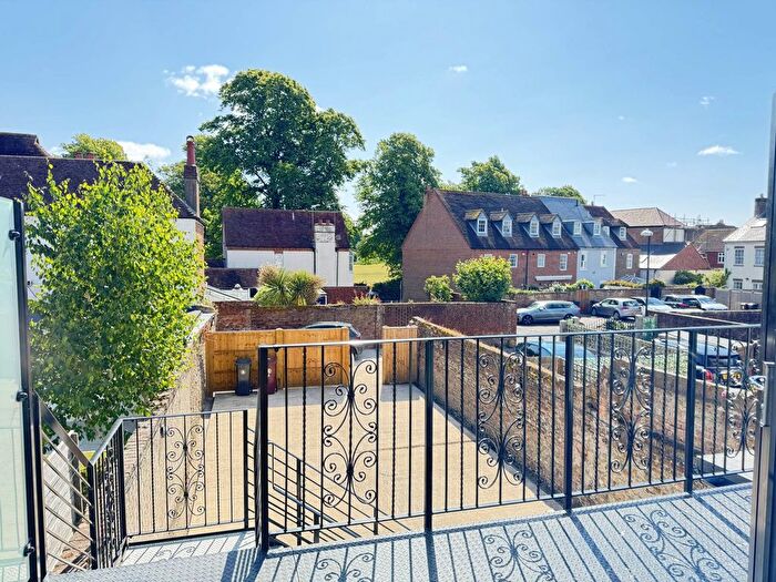 3 Bedroom Maisonette To Rent In Priory Gate, Chichester, PO19