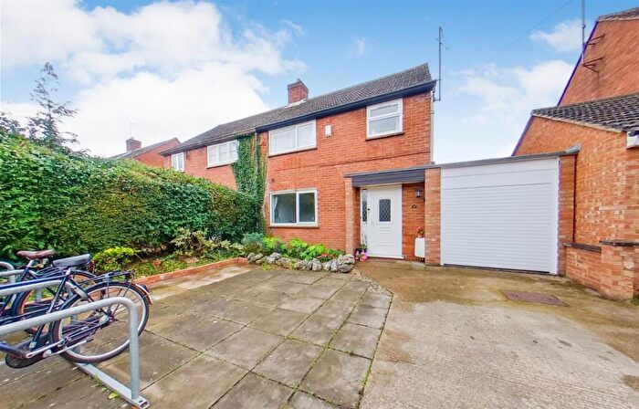 4 Bedroom Semi Detached House For Sale In Izaak Walton Way, Cambridge, CB4