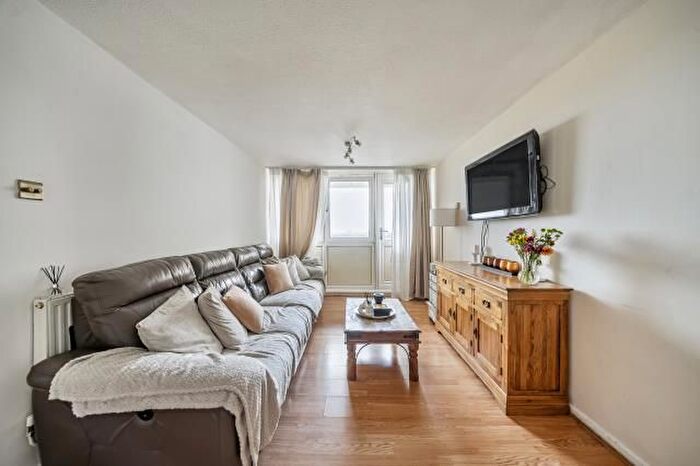 1 Bedroom Flat For Sale In Biscoe Close, Hounslow, TW5