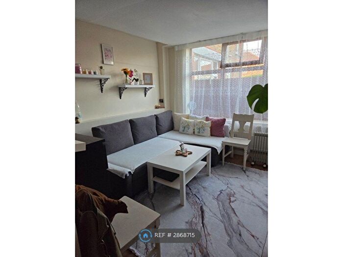 Studio To Rent In Felixstowe Road, London, N9