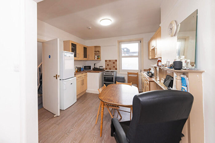 4 Bedroom Maisonette To Rent In Woodbridge Hill, Guildford, GU2