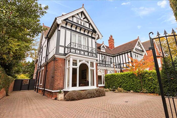 4 Bedroom Semi-Detached House For Sale In Welholme Road, Grimsby, DN32