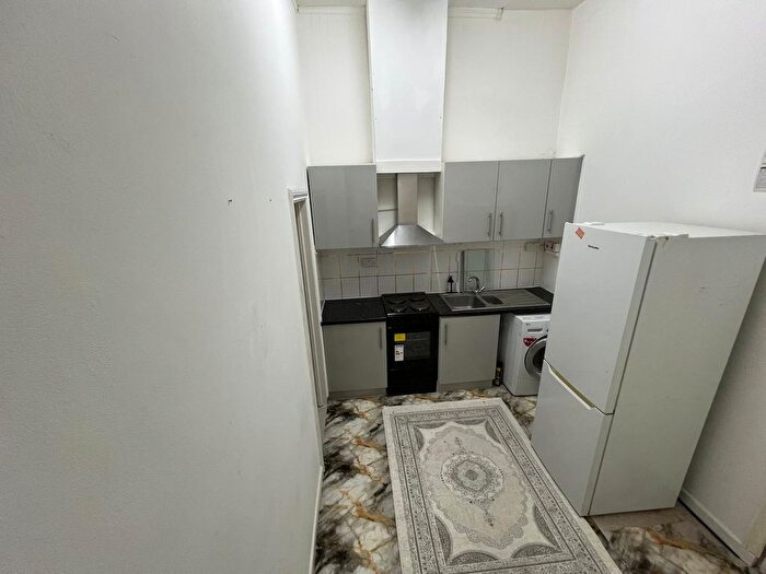 2 Bedroom Flat To Rent In Stoke Newington High Street, London, N16