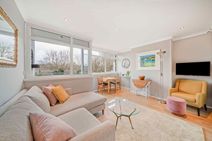 2 Bedroom Maisonette For Sale In River Park Gardens, Bromley, BR2