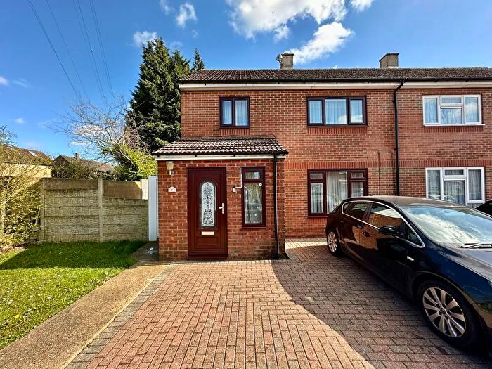 3 Bedroom Semi Detached House For Sale In Farley Farm Road, Luton, LU1