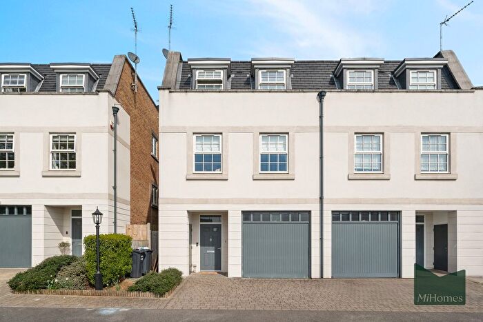 3 Bedroom Semi Detached House For Sale In Oakley Mews, Enfield, EN2