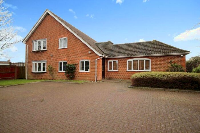 2 Bedroom Flat For Sale In Longfield Road, Twyford, Reading, Berkshire, RG10