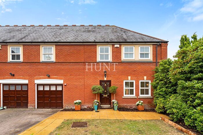 3 Bedroom Mews To Rent In Repton Park, Woodford Green, Essex, IG8
