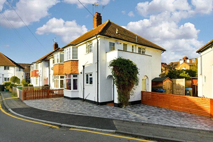 2 Bedroom Maisonette For Sale In Grove Close, Kingston, KT1