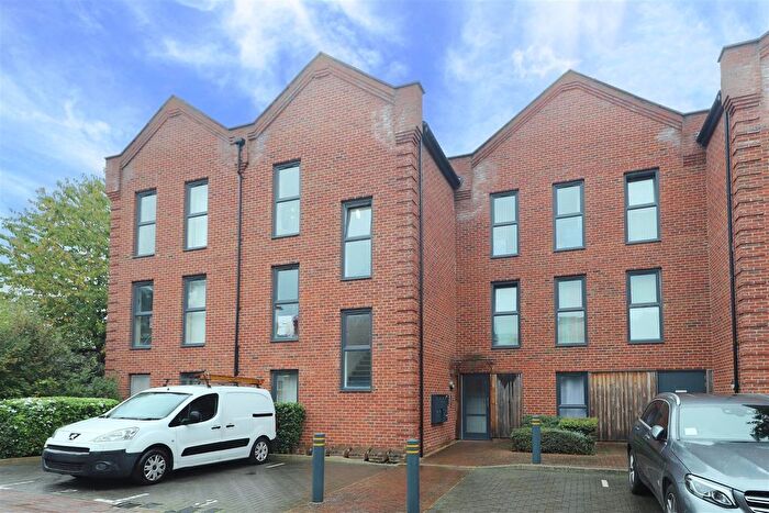 1 Bedroom Flat For Sale In Otter Way, West Drayton, UB7