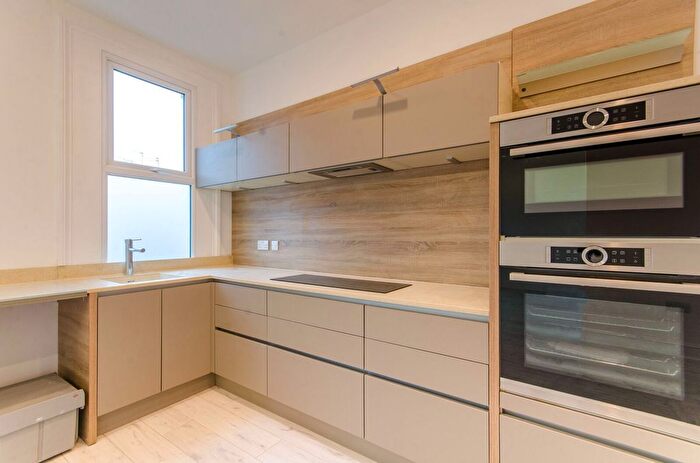 2 Bedroom Flat To Rent In Park Avenue, Wood Green, London, N22