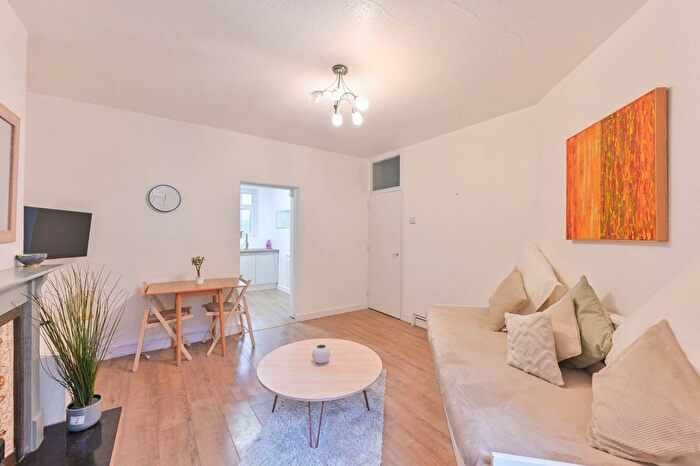 2 Bedroom Flat To Rent In Thessaly Road, Battersea, London, SW8