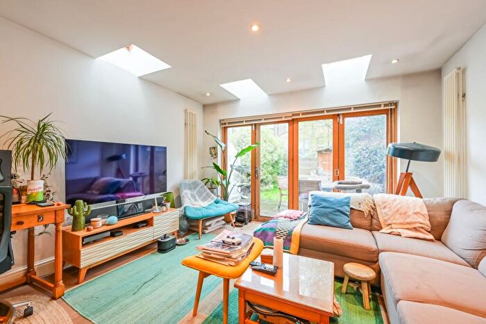2 Bedroom Flat To Rent In Brighton Road, Stoke Newington, London, N16